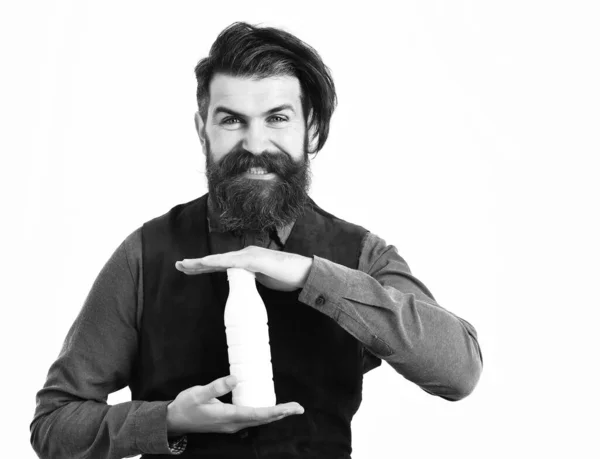Бородатый мужчина держит бутылку кефира со счастливым лицом — стоковое фото