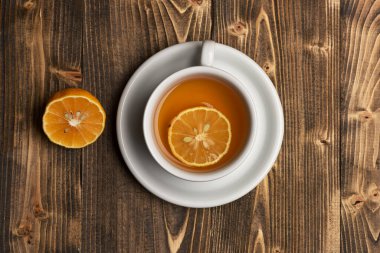 Tahta zemin üzerinde şeker küpleri olan sıcak içecek.