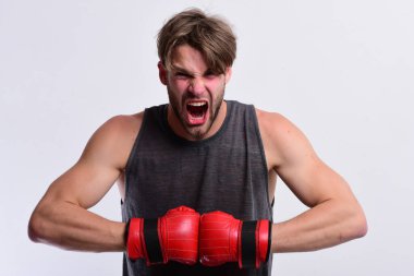 Boksör antrenman olarak yumruk ve yumruk atıyor. Spor ve rekabet