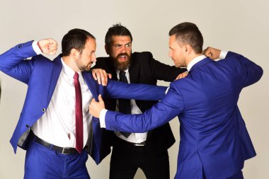 Sakallı ve saldırgan yüzlü adamlar liderlik için savaşır..