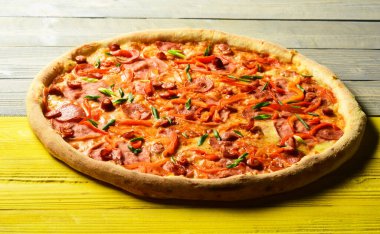 Fast food restoranı. Pastırmalı pizza, sosis ve yeşil soğanlı.