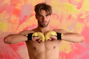 Güçlü vücutlu bir dövüş sanatları ustası..