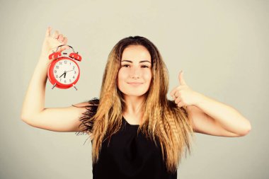 Gün ışığı tasarrufu. Saat tamiri. Dakiklik ve disiplin. İlerleyen saatlerin alıştırması. Zaman dilimini değiştir. Güzel kız zamanını yönetiyor. Zaman yönetimi. Kadının klasik çalar saati var.