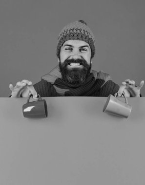 Ekim içeceği fikri. Adam kahverengi ve yeşil bardağı tutuyor.