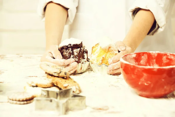 Manos masculinas de cocinero chef — Foto de Stock