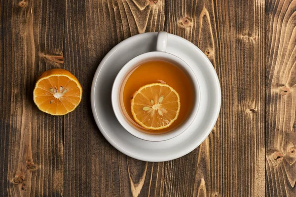 Tahta zemin üzerinde şeker küpleri olan sıcak içecek.