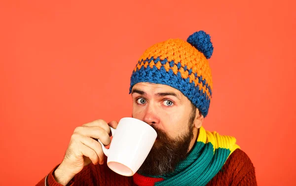 Koffeinmentes vagy koffeinmentes italok ötlete. Meleg kalapos férfi. — Stock Fotó
