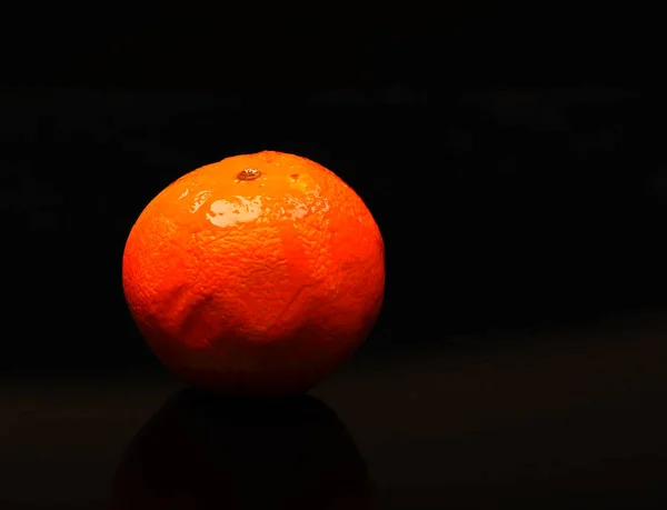 Laranja sobre fundo preto. Fruta deliciosa com cor natural — Fotografia de Stock