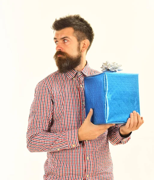 Macho con regalo azul envuelto y lazo blanco. — Foto de Stock