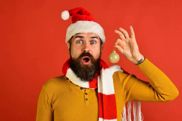 Santa drží vánoční stromeček dekorace. Zimní dovolená a dekorace — Stock fotografie