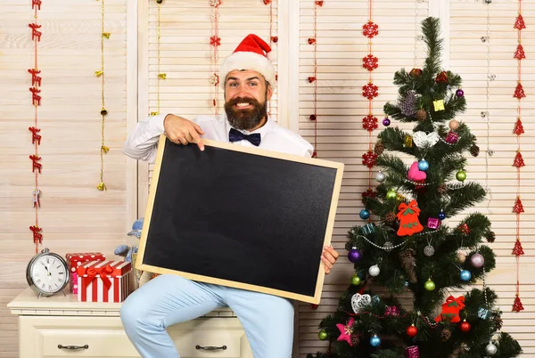 Kerel bij kerstboom op houten muur achtergrond. — Stockfoto