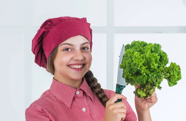 Glimlachend kind gesneden verse groene salade, gezondheid — Stockfoto