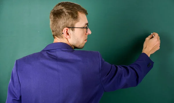 Profesor escribir en la vista trasera pizarra, haciendo conceptos de notas —  Fotos de Stock