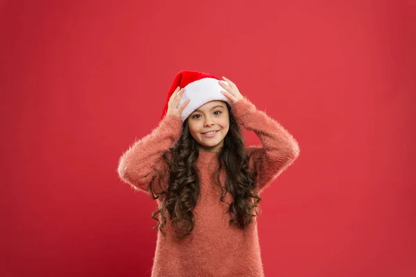 크리스마스 파티. 크리스마스 연휴 초대. 민감성 개념입니다. 좋은 기분. 겨울 전통. 곱슬머리의 귀여운 소녀는 산타 클라우스 모자를 빨간 배경으로 쓰고 있다. 크리스마스까지 계수하는 날 — 스톡 사진