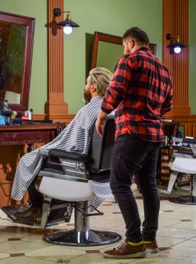 Berber dükkanı servisi. Mükemmel görünüş. Sakal tıraşı. Harika saç kesiminin değerini anlıyorum. Kuaförü ziyaret et. Formunu koruyor. Erkek müşteri. Kuaför salonu. Berber dükkanı müşterisi. Sakal buduyorum