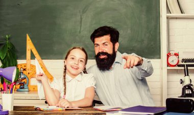 Etkin bir şekilde büyüyen ve gelişen ilgili öğrenciler. Sakallı pedagog ve öğrenci eğleniyor. Okul boş zamanlarında öğreniyor. Öğrencilerden oluşan bir topluluk yaratmak. Öğretmen ve okul kızı.