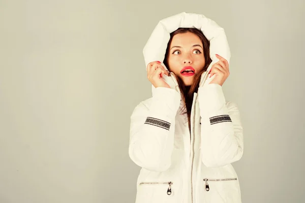 Roupas de inverno elegantes. Nem todo casaco é ideal para todos os climas. A rapariga usa casaco branco. Jaqueta tem isolamento extra e um pouco mais de ajuste para proteger seu corpo de tempo de inverno afiado — Fotografia de Stock