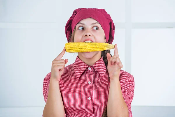 Menina de beleza comer milho para o jantar, legumes — Fotografia de Stock