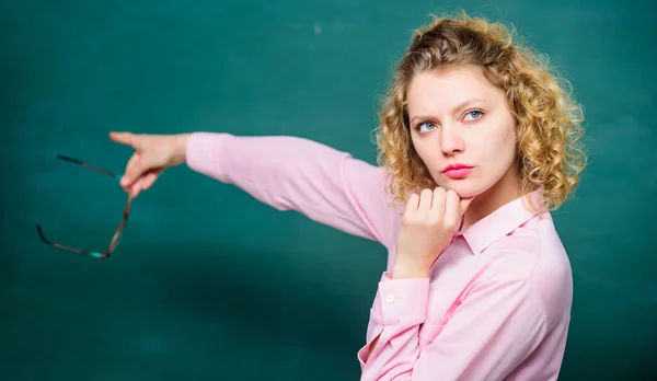 Nouvelle année scolaire. La fille se prépare pour les examens. Éducation formelle informelle et non formelle. enseignante à la leçon d'école. retour à l'école. info tableau noir vide. étudiant sérieux avec des lunettes au tableau noir — Photo