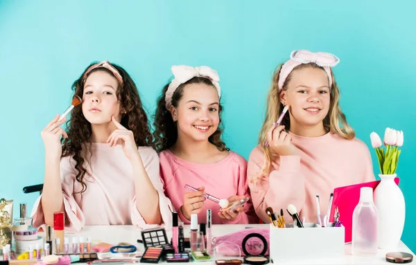 Szczęśliwe dziewczyny robią razem makijaż. Szczęście siostrzane. Sklep kosmetyczny. Olej kontrolny. Zastosuj szminkę. Zapobiegaj trądzikowi. Makijaż dzieci. Koncepcja pielęgnacji skóry. Kosmetyki dla dzieci. Piękno i moda — Zdjęcie stockowe