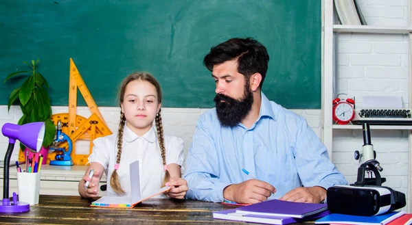 Školní učitelka a školačka. Talentovaný pedagog. Pracujte společně, abyste dosáhli více. Muž vousatý pedagog. Domácí výuka s otcem. Najdi si kamaráda, který ti pomůže studovat. Soukromá lekce. Pedagogické dovednosti — Stock fotografie