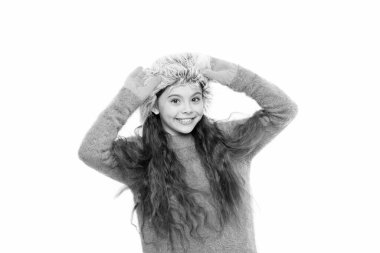 Yünlü giysiler için yumuşatıcı. Yumuşak duygular. Oyuncu modacı. Uzun saçlı çocuk yumuşak kürk şapkası yumuşaklığın tadını çıkarır. Yumuşak bakım konsepti. Sahte kürk trendi. Uzun saçlı bir kız, beyaz kürk şapka takıyor.