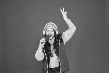 Gel ve karaoke 'de eğlen. Mutlu çocuk mikrofon fırçasında karaoke söylüyor. Küçük şarkıcı karaoke yapmaktan hoşlanıyor. Canlı müzik. Müzik konseri. Karaoke 'deki anın tadını çıkar. Sesimi duy