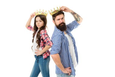 Aramız iyi olduğu için üzgünüm. Aramız iyi olduğu için üzgünüm. Havalı kız ve baba taç giyer. Küçük çocuk ve havalı görünüşlü sakallı adam. Süper aile. Lüks ve şık. Kendine inan.