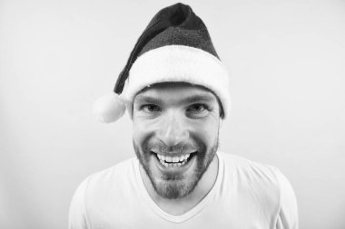 Noel Baba turuncu arka planda mutlu gülümsüyor.