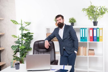 Yakışıklı ofis müdürü karantinadan sonra işyerine dönüyor.