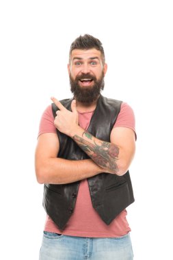 Şuna bir bak. Sakallı hippi vahşi adam. Ürün tavsiye konsepti. Berber dükkanı ve sakal bakımı. Bıyık ve sakal stili. Moda modası sakal tımar etme. İşaret parmağıyla işaret eden adam.