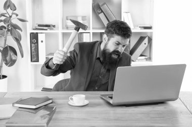 Zaman kimseyi öldürmez. Sistem ölümcül sorunu. Ofis bilgisayarı kapatılır. İş yerinde stres ve baskı var. İşadamı çekiç tutar. Hüsrana uğramış bir ofis çalışanı. Modası geçmiş yazılım. Başarı için savaş