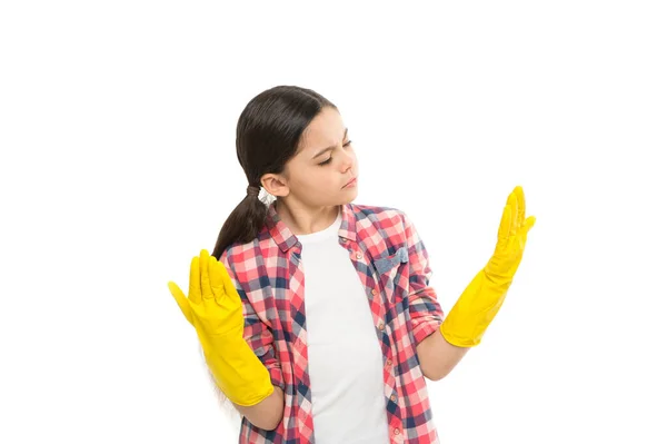 Entreprise de nettoyage commercial. travaux ménagers. C'est l'heure du lavage. Nettoyage fournitures publicité. nettoyage petite fille dans des gants en caoutchouc. enfant propre maison en gants de latex. Gants jaunes pour nettoyer la maison — Photo