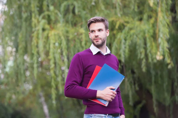 Kolej öğrencisiyim. Açık havada ders çalışıyorum. Sınav ve mezuniyete hazırlanıyorum.