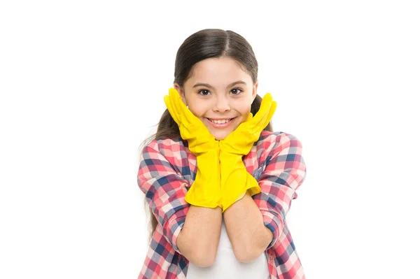 Limpar regularmente. Criança casa limpa em luvas de látex. Luvas amarelas para limpar a casa. conceito de trabalho doméstico. Hora de lavar. Publicidade de materiais de limpeza. menina pequena limpeza em luvas de borracha — Fotografia de Stock