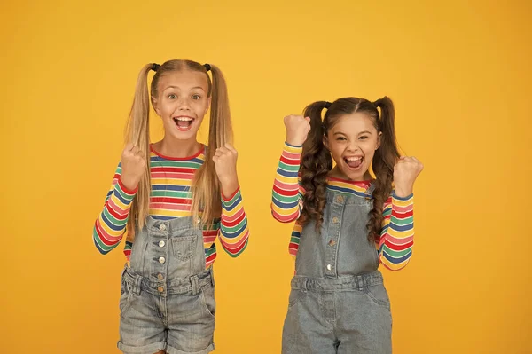 Felicidad. Niños emocionales. Tienda de moda. Debe tener cómplice. Moda moderna. Moda infantil. Pelo largo de chicas. Lindos niños mismos trajes. Moderno y elegante. Niñas usando ropa de arco iris —  Fotos de Stock