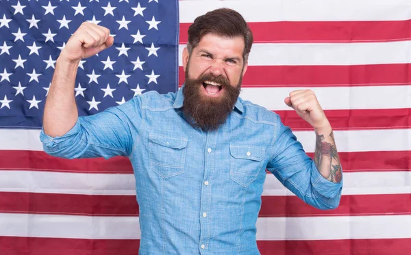 Hombre bien arreglado hipster elegante aspecto americano bandera fondo, concepto de persona exitosa —  Fotos de Stock