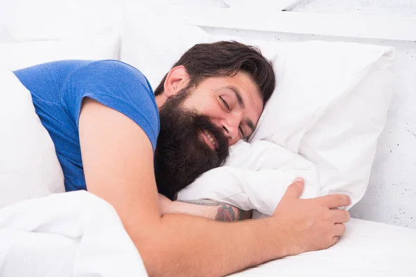 Que bela manhã. O tipo sonolento relaxa no quarto. De manhã cedo. descansar o seu corpo precisa. cama é tão confortável. pacífico maduro masculino relaxante na almofada. homem barbudo sorrindo na cama — Fotografia de Stock