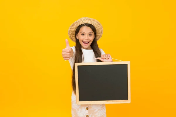 Liten flicka sommar stil hålla blackboard meddelande kopiera utrymme, rekommenderar varor koncept — Stockfoto