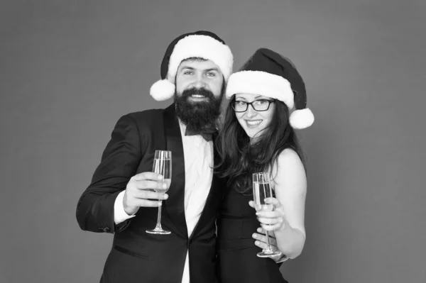 Feliz Ano Novo. Cavalheiro barbudo usar smoking menina vestido elegante. Feliz Natal! Feliz Natal! Festa de escritório. Cerimônia de festa do evento visitante. Festa corporativa pronta. Celebração oficial. Conceito de saudação — Fotografia de Stock