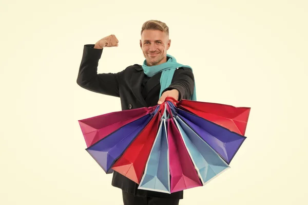 Nakupovat, jak by to mělo být. Šťastný muž s nákupními taškami izolovanými na bílém. Fešák si užívá nakupování. Módní nakupující. Nakupovat stylově. Prodej a sleva — Stock fotografie