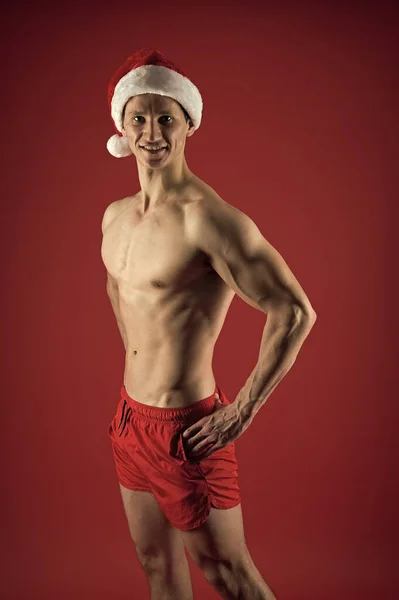 Sağlıklı bir vücut. Mükemmel durumda. Noel Baba diyeti. Sporcu adam Noel Baba şapkası takıyor. Noel Baba şapkalı seksi atletik maço. Yeni yıl partisinde erotik şov. Vücut geliştirici Noel Baba. Maço seksi kaslı gövde — Stok fotoğraf