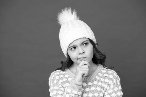 Saisonale Wettervorhersage. was man anziehen sollte. sich warm und glücklich fühlen. denkendes Kind in kuscheligem Strickkostüm. Wintermode für Kinder. Kinderglück. frohe Winterferien und Aktivitäten — Stockfoto