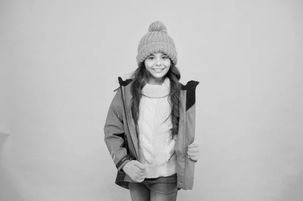 Deportes de invierno. ropa de punto de moda. clima de estación fría. actividad al aire libre para niños. jersey de niña pequeña. sombrero y guantes accesorio. ventas de ropa de abrigo. Chaqueta de niña feliz. Vacaciones de invierno —  Fotos de Stock