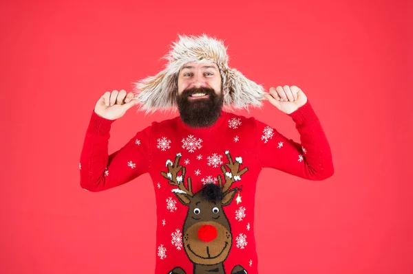마지막으로 가장 좋은 조각을 빨리 주 십시오. 새해 복 많이 받아. 파티에 가입하 세요. 겨울 의류. 크리스마스 스웨터. 섹시 한 수염 남자가 크리스마스 점퍼와 모자를 쓰고 있어. 크리스마스 전통이야. 성탄절 정신과 기쁨 — 스톡 사진