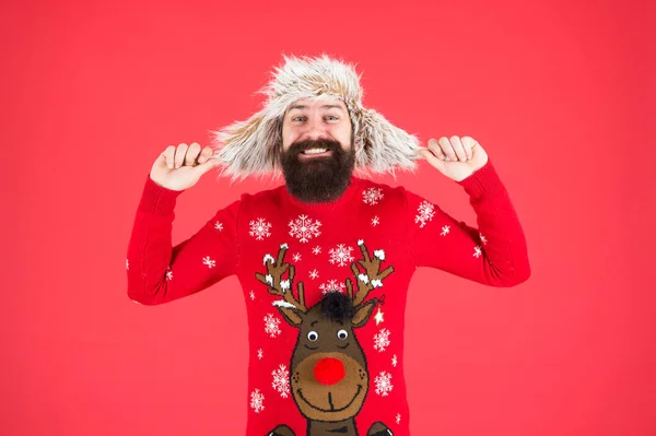 Var snabb med att få de bästa bitarna. Gott nytt år. Gå med i partiet. Vinterkläder. Jultröja. Hipster skäggig man bär jul tröja och hatt. Jultradition. Julstämning och stämning — Stockfoto