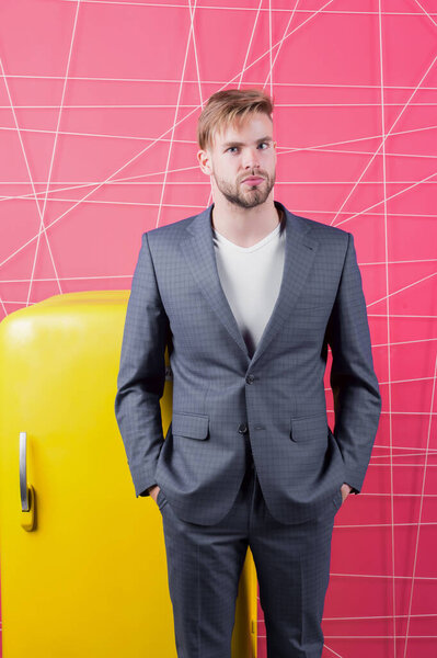 Бытовой холодильник "Яркий" - предмет интерьера. Винтажные бытовые приборы. Мужчина формальный элегантный костюм стоять рядом с ретро винтажный желтый холодильник. Голодный холостяк думает, что ест возле холодильника.