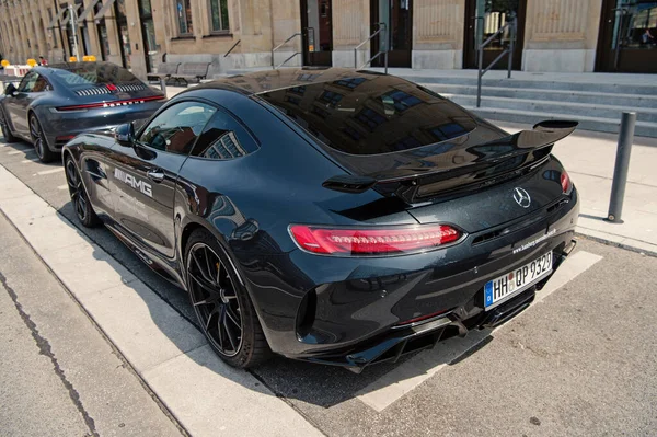 Supercar Lamborghini Huracan LP 610-4 warna hitam diparkir di jalan di Hamburg — Stok Foto