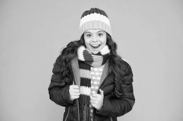 Στρώνεται για χειμερινό καιρό. Ευτυχισμένο παιδί με χειμωνιάτικη εμφάνιση. Μικρό χαμόγελο κορίτσι σε casual στυλ χειμώνα. Χειμερινό ντύσιμο μόδας. Μόδα και στυλ. Μεγάλη επιλογή για το χειμερινό παιχνίδι καιρού — Φωτογραφία Αρχείου
