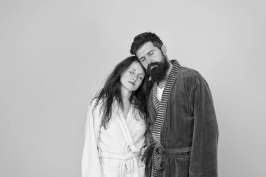 Biraz daha uyu. Sakallı adam ve seksi kadın mavi arka planda uyurlar. Birbirine aşık çiftler uyur. Uyku vakti. Uyku vakti. Sabah erkenden. Akşam veya gece geç saatlerde. Dinlen ve rahatla. Uyku en iyi meditasyondur.